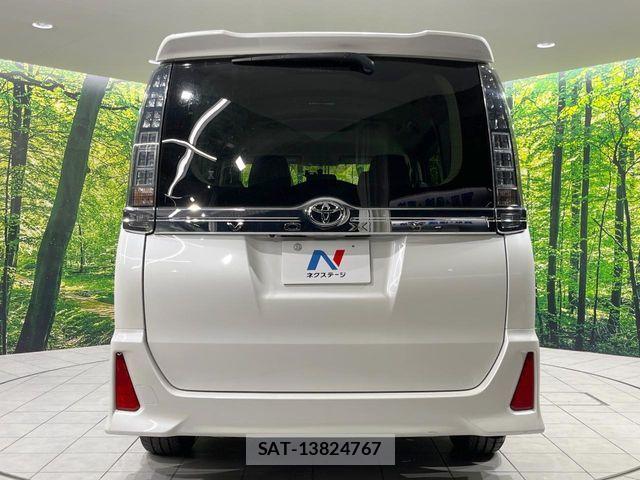 Toyota VOXY 2015-05 7061318-15