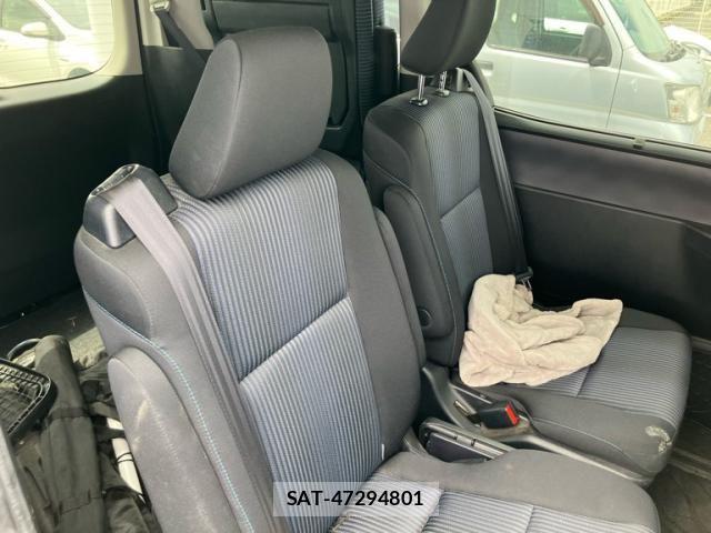 Toyota VOXY 2014-07 7061335-11