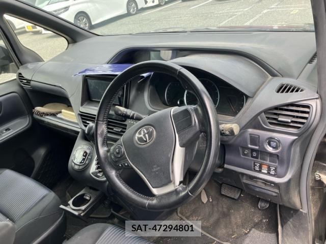 Toyota VOXY 2014-07 7061335-14