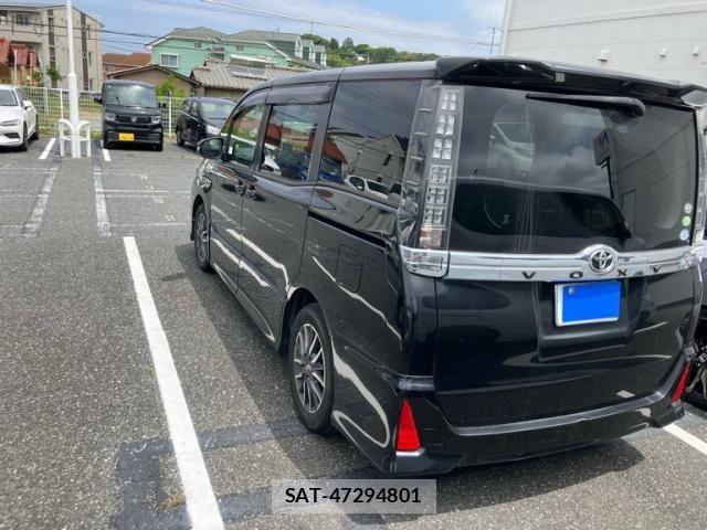 Toyota VOXY 2014-07 7061335-7