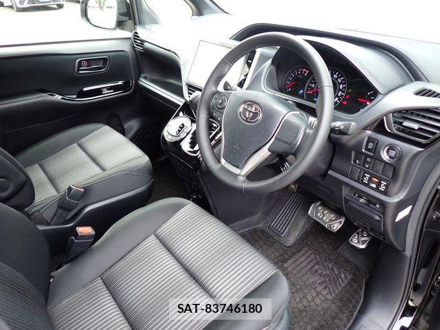 Toyota VOXY 2017-10 7061315-17