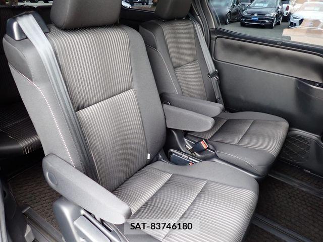 Toyota VOXY 2017-10 7061315-18
