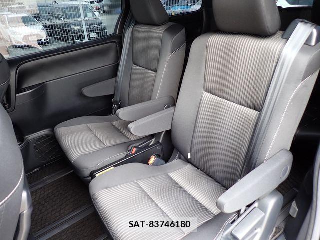 Toyota VOXY 2017-10 7061315-20