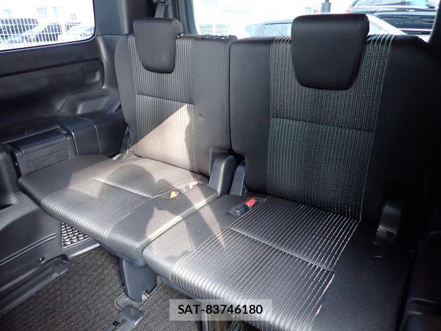 Toyota VOXY 2017-10 7061315-21