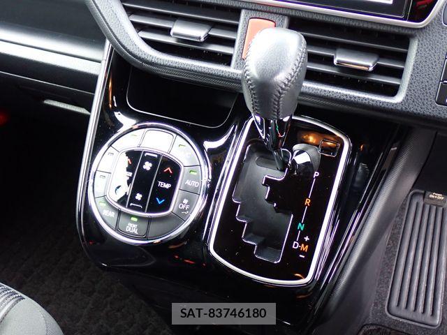 Toyota VOXY 2017-10 7061315-23