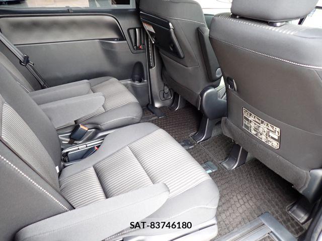 Toyota VOXY 2017-10 7061315-27
