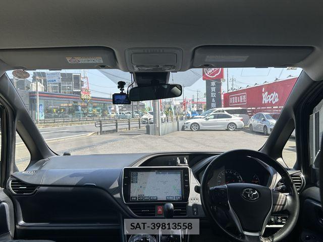 Toyota VOXY 2017-05 7061320-11