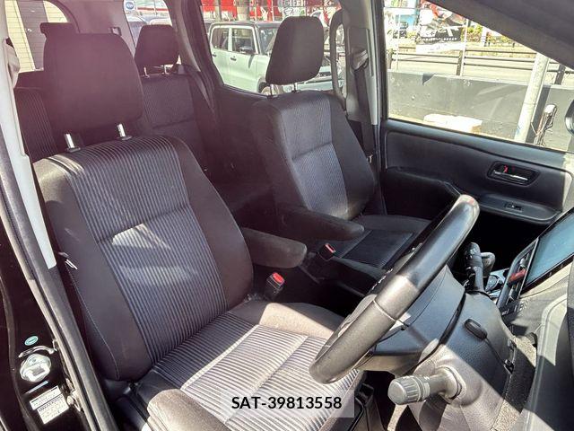 Toyota VOXY 2017-05 7061320-14
