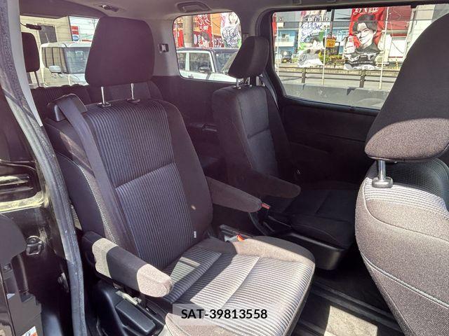 Toyota VOXY 2017-05 7061320-15
