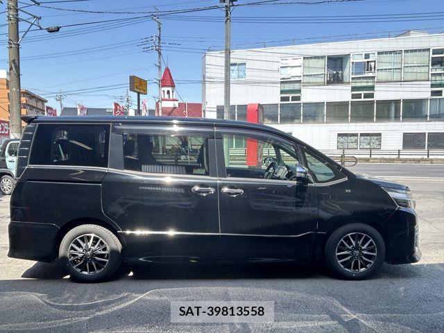 Toyota VOXY 2017-05 7061320-8