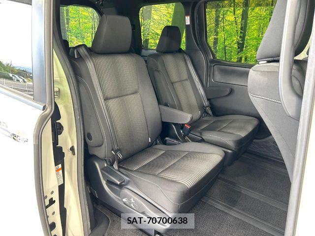 Toyota VOXY 2018-06 7061314-8