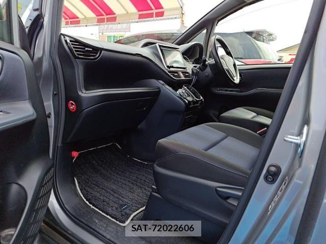 Toyota VOXY 2017-05 7061316-21