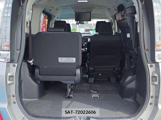 Toyota VOXY 2017-05 7061316-25