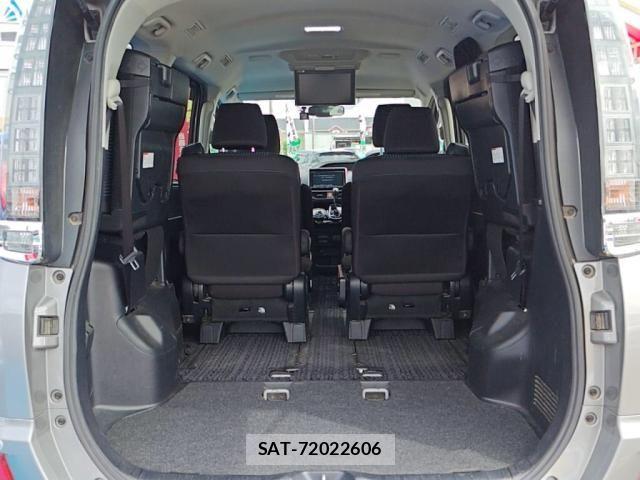 Toyota VOXY 2017-05 7061316-26