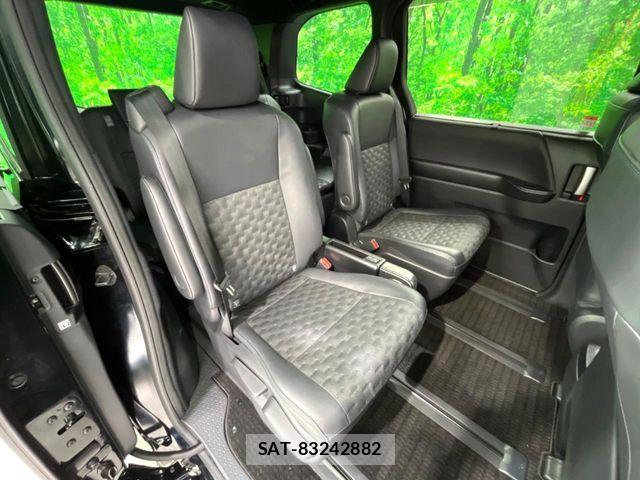 Toyota VOXY 2023-10 7061302-10
