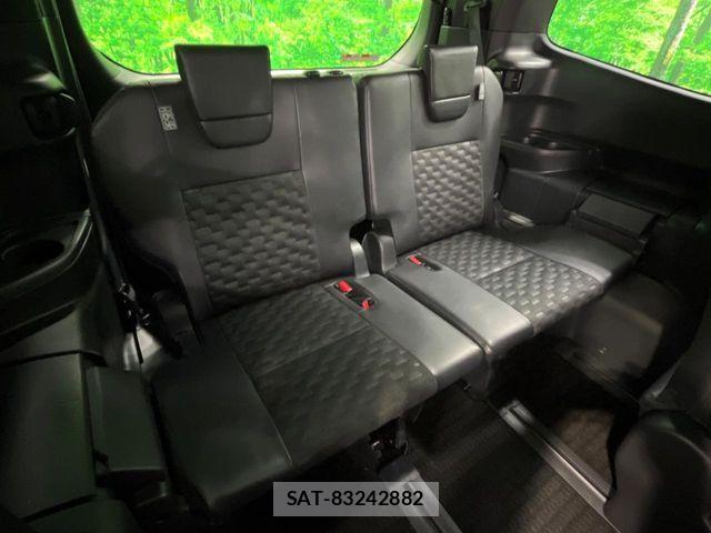 Toyota VOXY 2023-10 7061302-11