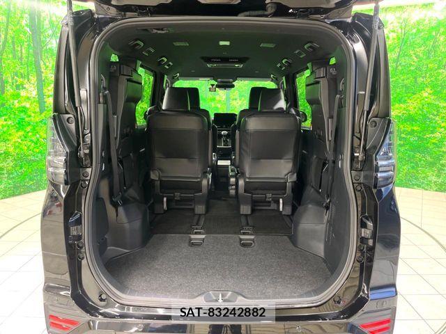 Toyota VOXY 2023-10 7061302-12