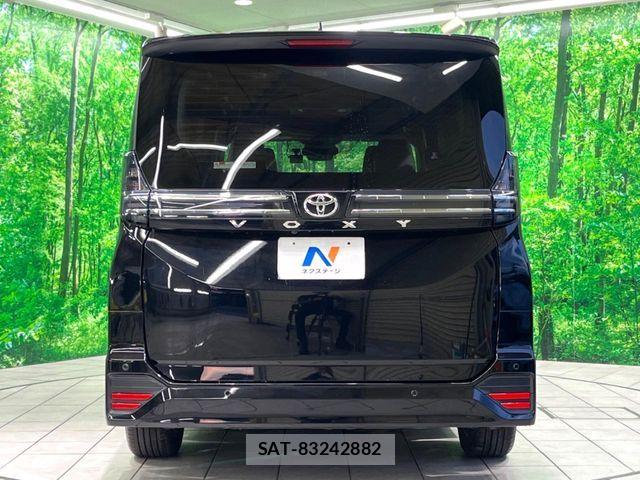 Toyota VOXY 2023-10 7061302-17
