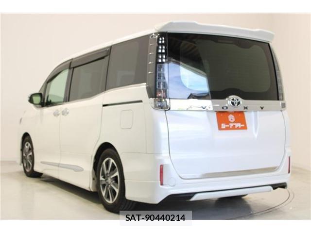 Toyota VOXY 2015-10 7061325-9
