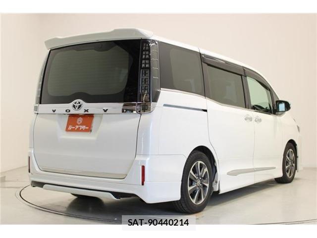 Toyota VOXY 2015-10 7061325-11