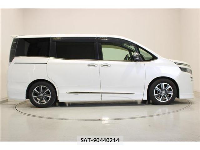 Toyota VOXY 2015-10 7061325-12