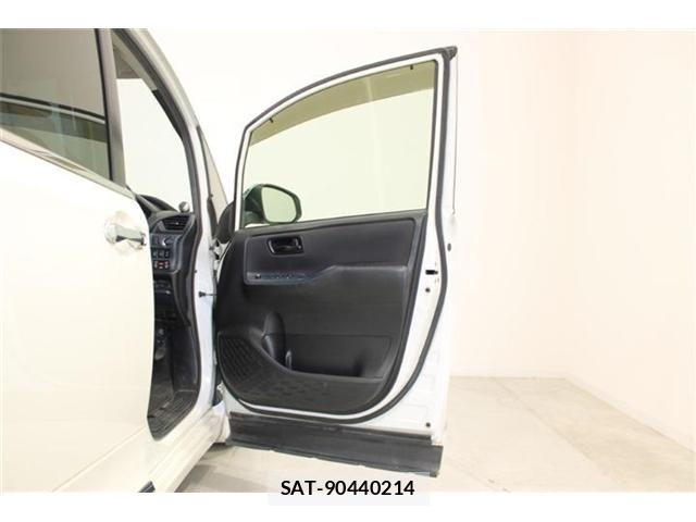Toyota VOXY 2015-10 7061325-28