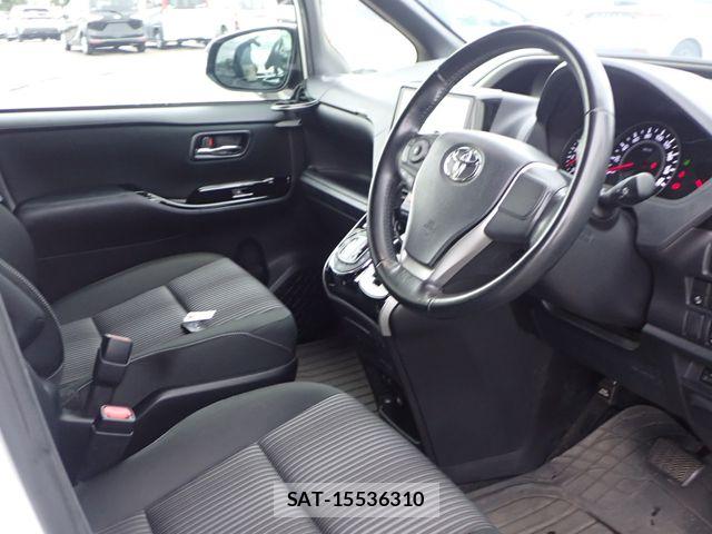 Toyota VOXY 2018-02 7061297-1