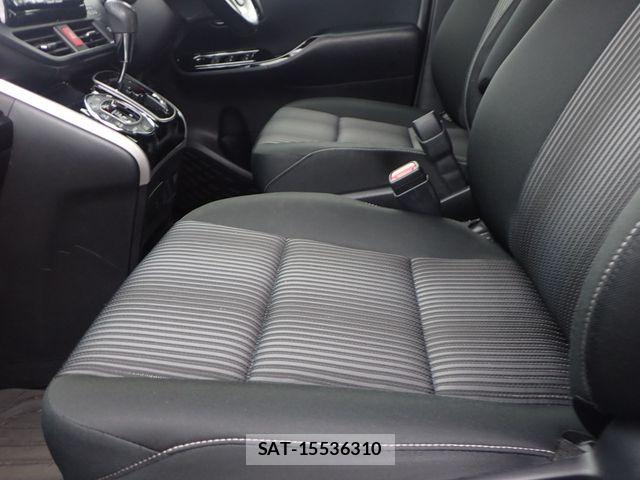 Toyota VOXY 2018-02 7061297-21