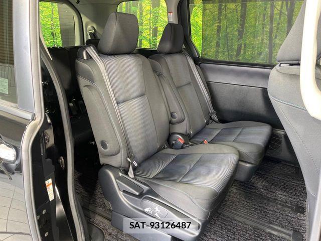 Toyota VOXY 2015-11 7061319-9
