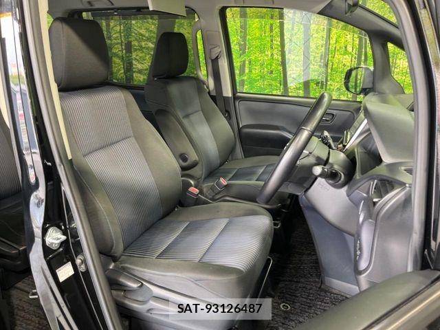 Toyota VOXY 2015-11 7061319-8