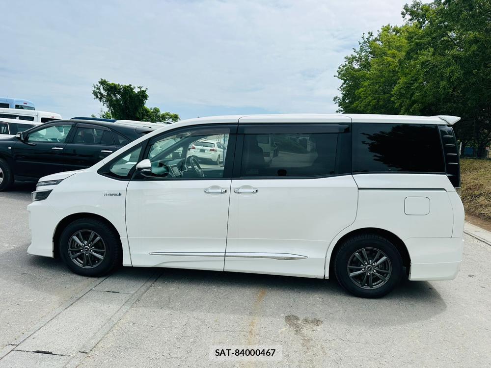 Toyota VOXY 2014 6937239-1