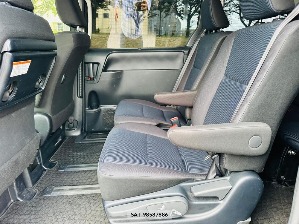 Toyota VOXY 2019 6958495-9