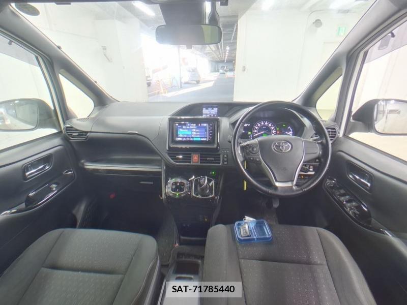 Toyota VOXY 2019-04 7175241-4