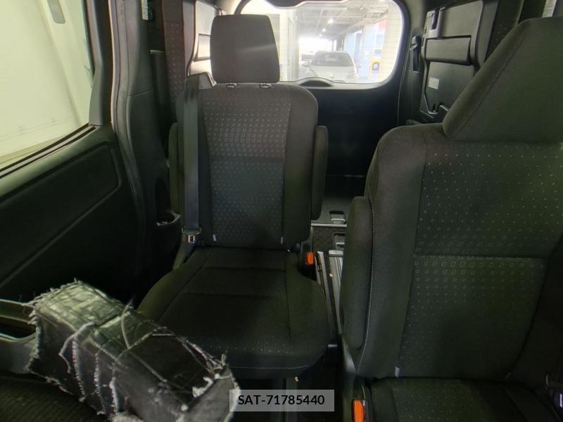 Toyota VOXY 2019-04 7175241-5