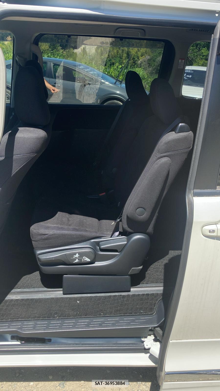 Toyota VOXY 2014 6493954-9