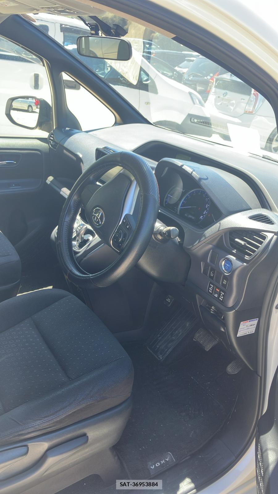 Toyota VOXY 2014 6493954-11