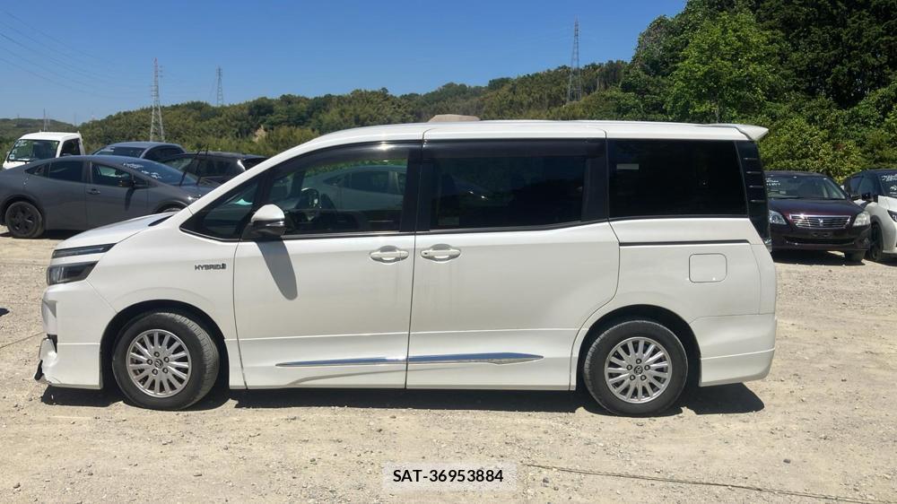 Toyota VOXY 2014 6493954-1