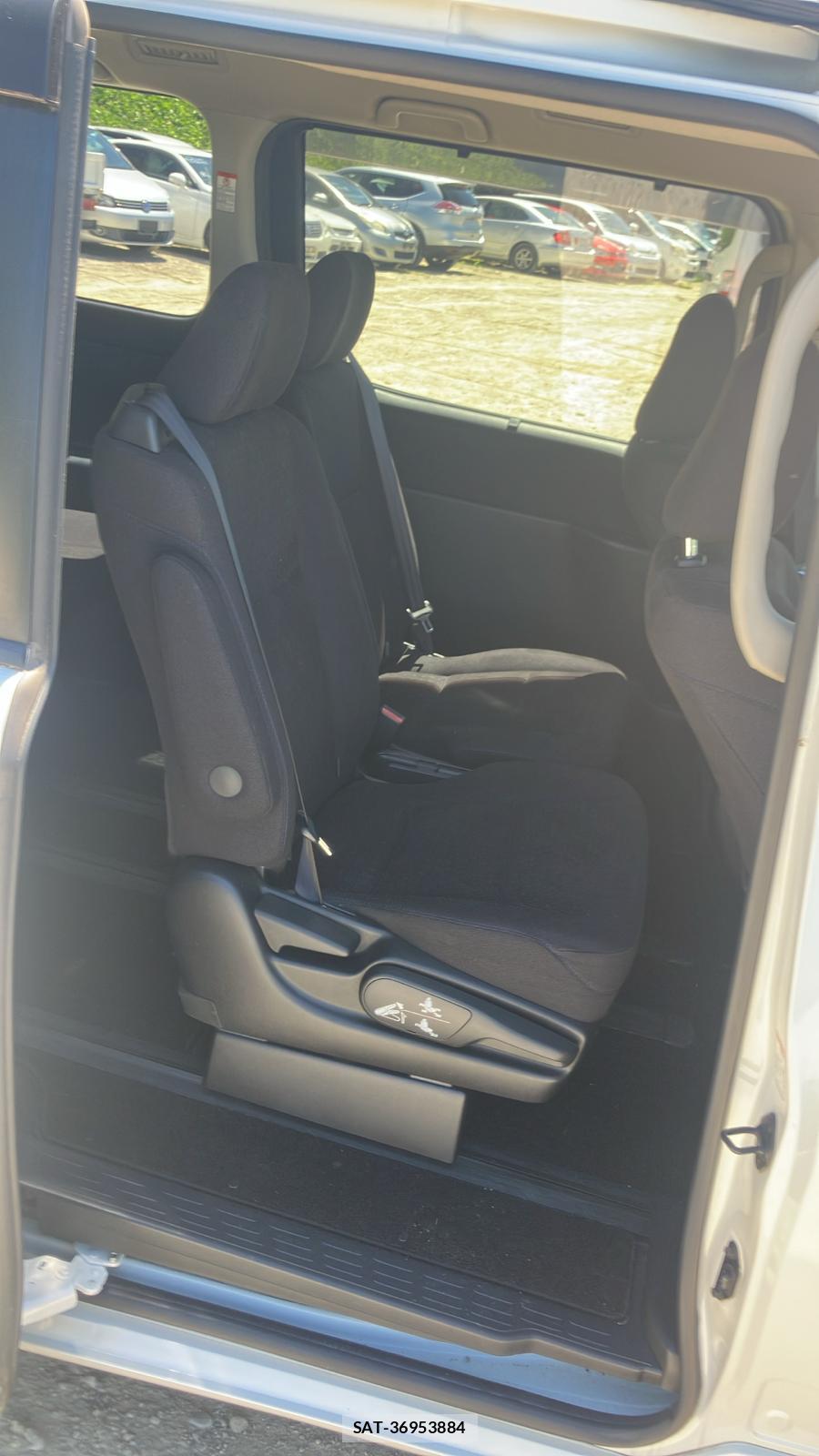 Toyota VOXY 2014 6493954-8