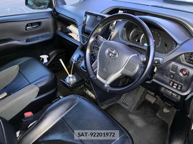 Toyota VOXY 2015-10 7226889-13