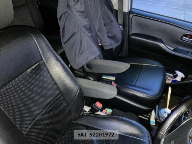 Toyota VOXY 2015-10 7226889-14