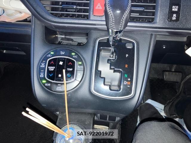 Toyota VOXY 2015-10 7226889-23