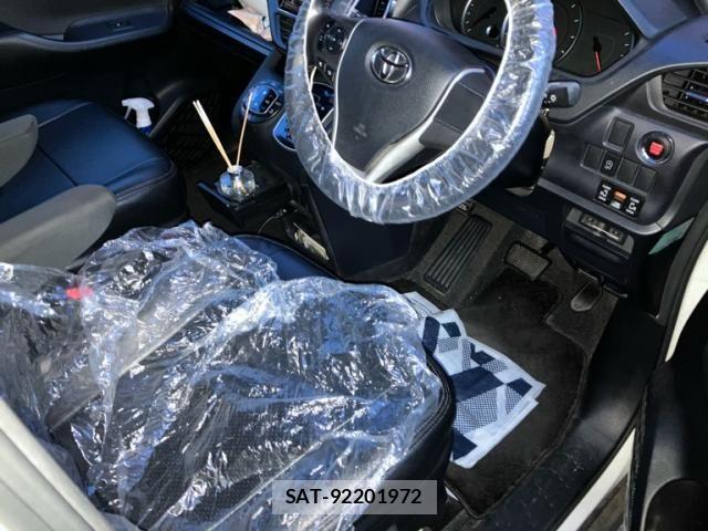 Toyota VOXY 2015-10 7226889-26