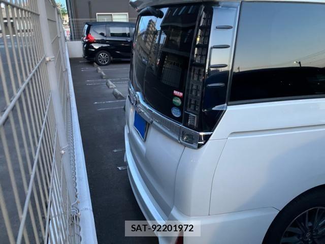 Toyota VOXY 2015-10 7226889-7