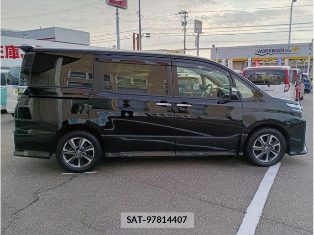 Toyota VOXY 2021-11 7226962-3