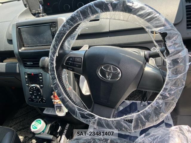 Toyota VOXY 2013-07 7226868-12