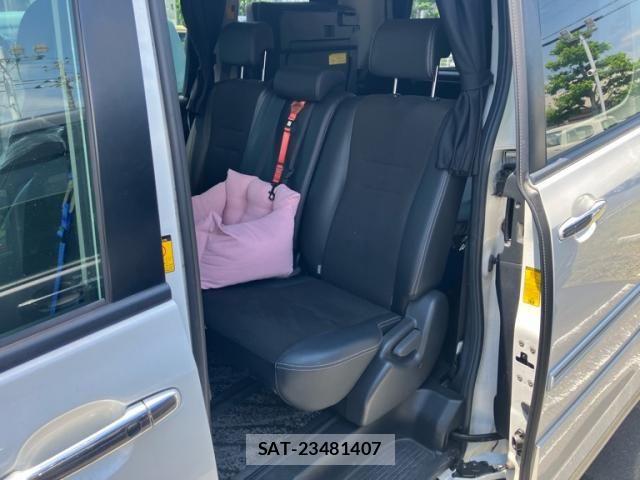 Toyota VOXY 2013-07 7226868-14