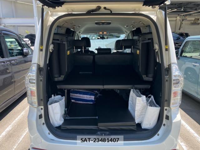 Toyota VOXY 2013-07 7226868-19