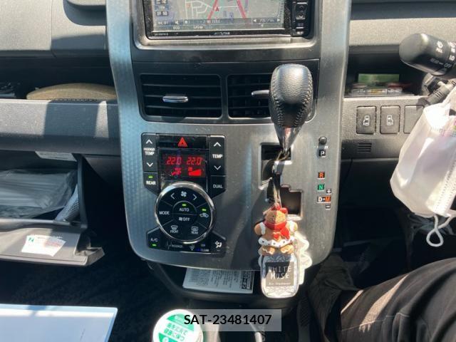 Toyota VOXY 2013-07 7226868-25