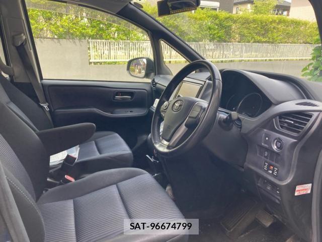Toyota VOXY 2014-10 7226876-9
