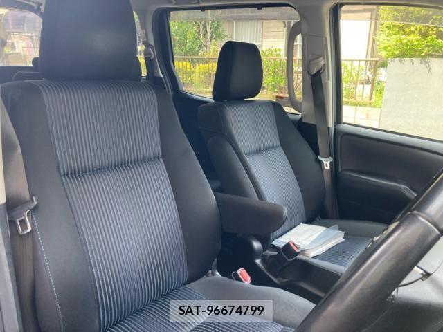Toyota VOXY 2014-10 7226876-11